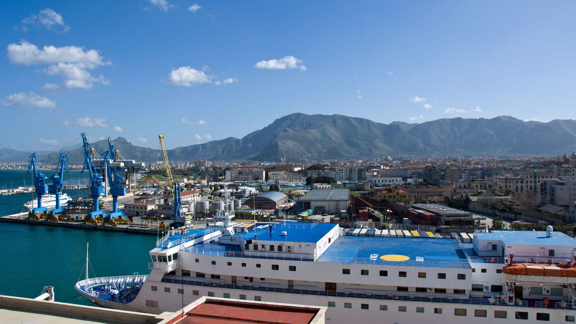 Hafen von Palermo mit Bergpanorama