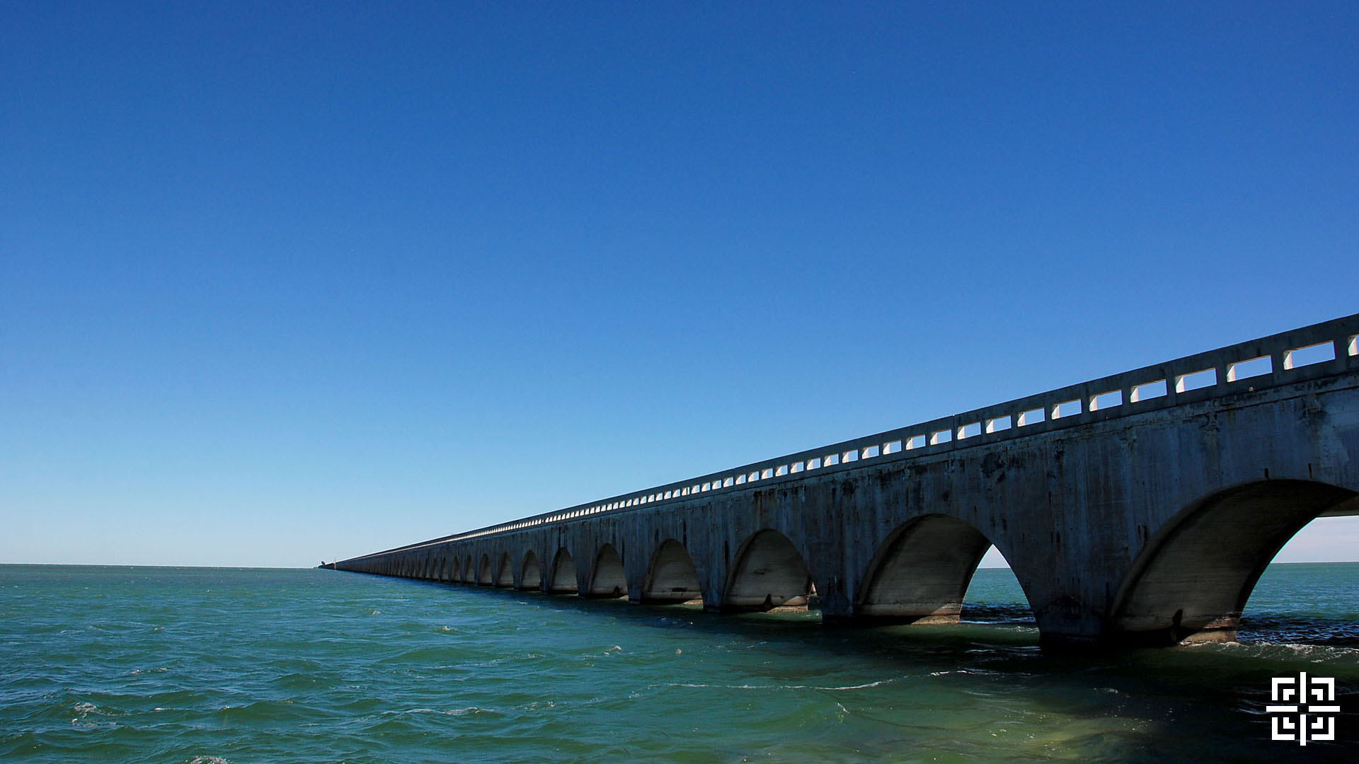 Seven Mile Bridge mit Geodatensymbol